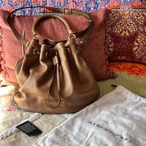 Marc by Marc Jacobs TOO HOT TO HANDLE Large Bucket Bag Crossbody in Praline